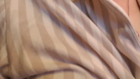 Snapshot of pineapple__mood chatting on 10.24.25 online show from 10.24.25