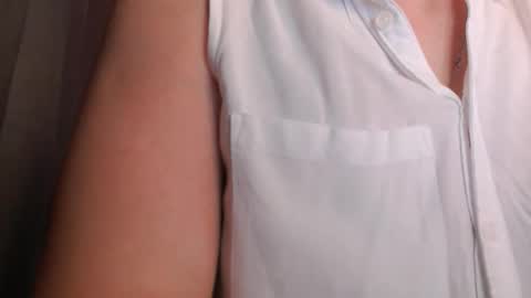 Snapshot of pineapple__mood chatting on 10.27.25 online show from 10.27.25