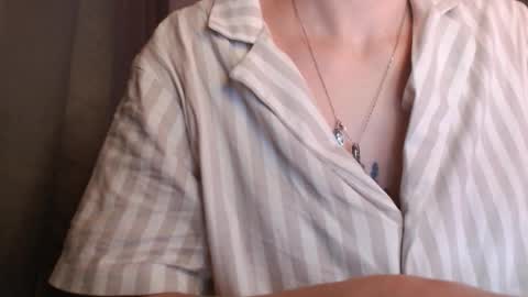 Snapshot of pineapple__mood chatting on 11.18.25 online show from 11.18.25