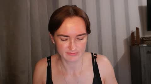 Snapshot of pineapple__mood chatting on 11.19.25 online show from 11.19.25