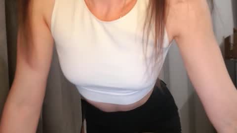 Snapshot of pineapple__mood chatting on 11.24.25 online show from 11.24.25