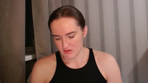 Snapshot of pineapple__mood chatting on 12.01.25 online show from 12.01.25