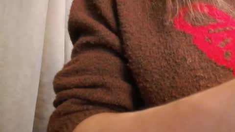 Snapshot of pineapple__mood chatting on 12.04.25 online show from 12.04.25