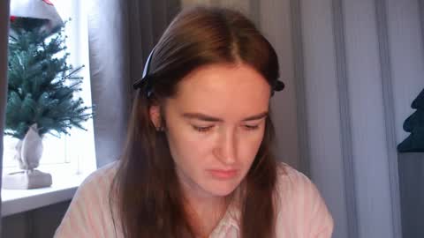 Snapshot of pineapple__mood chatting on 12.17.25 online show from 12.17.25