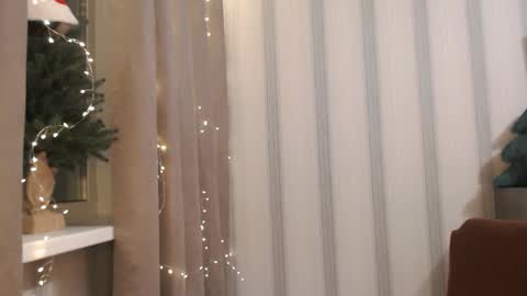 Snapshot of pineapple__mood chatting on 12.17.25 online show from 12.17.25