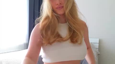 Snapshot of pink_rosee_ chatting on 09.10.25   online show from 09.10.25