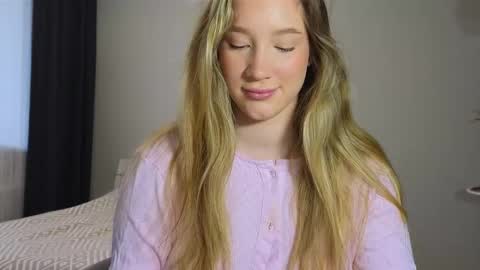 Snapshot of pink_rosee_ chatting on 10.02.25   online show from 10.02.25