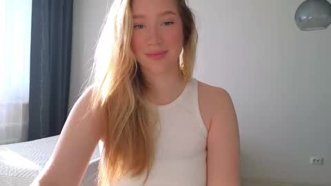 Snapshot of pink_rosee_ chatting on 10.16.25   online show from 10.16.25