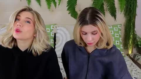 Snapshot of pinkadele chatting on 10.29.25 Adele online show from 10.29.25