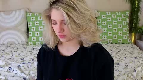 Snapshot of pinkadele chatting on 11.18.25 Adele online show from 11.18.25