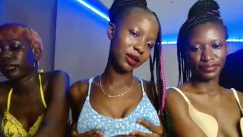 Snapshot of pinky_niela chatting on 11.24.25 Pinky online show from 11.24.25