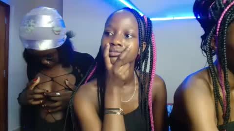 Snapshot of pinky_niela chatting on 11.26.25 Pinky online show from 11.26.25