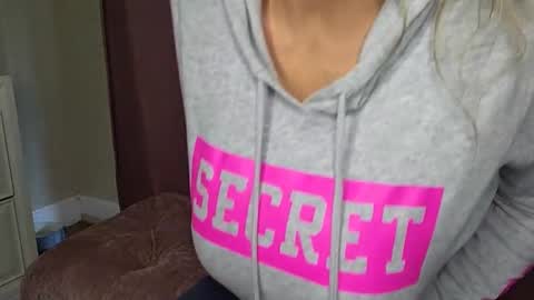 Snapshot of pippa33109 chatting on 01.21.25 MILF Pippa online show from 01.21.25