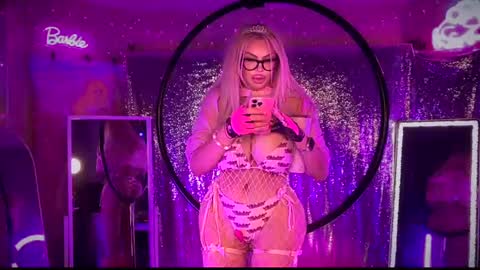 Snapshot of plasticfuckdoll chatting on 01.31.25 Dumb bimbo fuck doll online show from 01.31.25