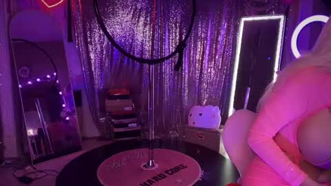 Snapshot of plasticfuckdoll chatting on 09.21.25 Dumb bimbo fuck doll online show from 09.21.25