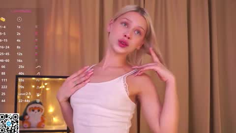 Snapshot of platinum_babe chatting on 10.08.25 Ennie online show from 10.08.25