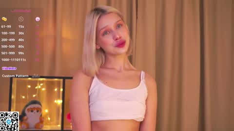 Snapshot of platinum_babe chatting on 10.11.25 Ennie online show from 10.11.25