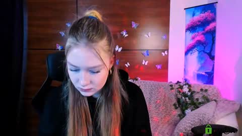 Snapshot of playful_sophie chatting on 01.06.25 Sophie online show from 01.06.25