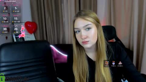 Snapshot of playful_sophie chatting on 02.20.25 Sophie online show from 02.20.25