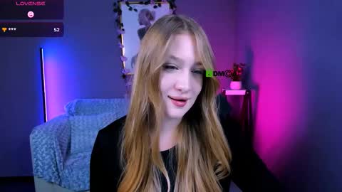 Snapshot of playful_sophie chatting on 10.06.25 Sophie online show from 10.06.25
