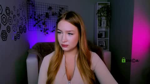 Snapshot of playful_sophie chatting on 10.07.25 Sophie online show from 10.07.25
