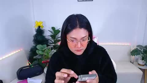 Snapshot of ploysaithailand chatting on 12.16.25 Ploysai online show from 12.16.25