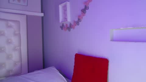 Snapshot of pocahontas_moon chatting on 09.16.25 Pocahontas online show from 09.16.25