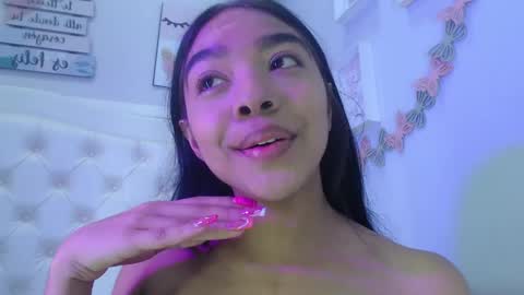 Snapshot of pocahontas_moon chatting on 09.18.25 Pocahontas online show from 09.18.25