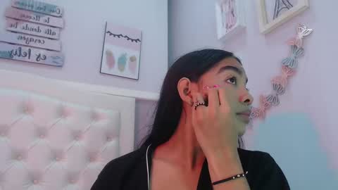 Snapshot of pocahontas_moon chatting on 09.24.25 Pocahontas online show from 09.24.25