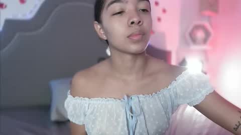 Snapshot of pocahontas_moon chatting on 11.12.25 Pocahontas online show from 11.12.25