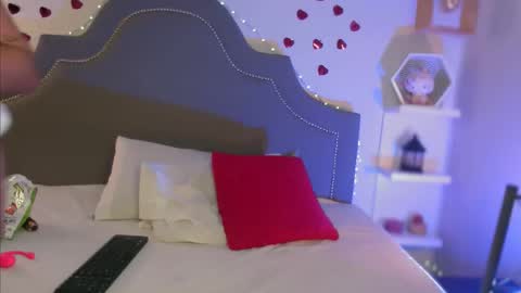 Snapshot of pocahontas_moon chatting on 12.15.25 Pocahontas online show from 12.15.25