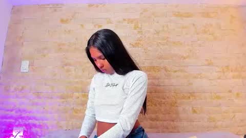 Snapshot of pocahontas_pow chatting on 10.02.25 Pocahontas online show from 10.02.25