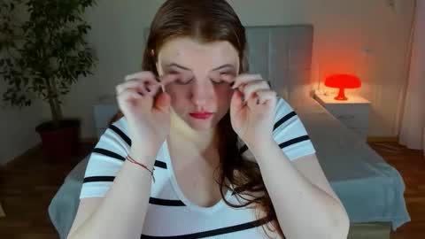 Snapshot of polinasallivan chatting on 12.17.25 Polina online show from 12.17.25