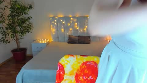 Snapshot of polinasallivan chatting on 12.22.25 Polina online show from 12.22.25