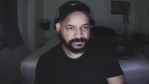 Snapshot of popfizzt chatting on 10.26.25 popfizzt online show from 10.26.25