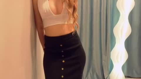 Snapshot of poppybloopy chatting on 11.28.25 April online show from 11.28.25