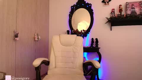 Anna Goth independient model online show from 11.18.25