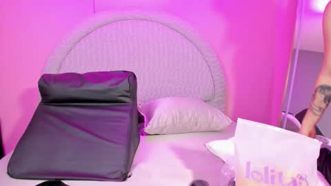 Snapshot of powder__ chatting on 12.05.25 Powder online show from 12.05.25