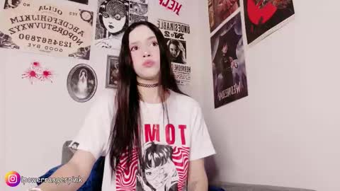 Snapshot of power_ranger_pink chatting on 10.22.25 genie online show from 10.22.25