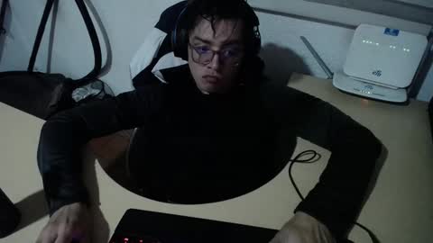 Snapshot of powerfulzeus2 chatting on 11.01.25 powerfulzeus2 online show from 11.01.25