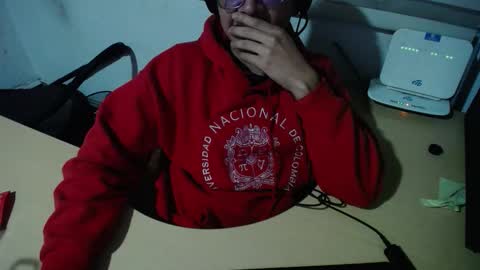 Snapshot of powerfulzeus2 chatting on 11.05.25 powerfulzeus2 online show from 11.05.25