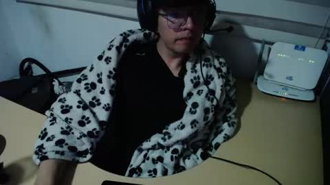 Snapshot of powerfulzeus2 chatting on 11.16.25 powerfulzeus2 online show from 11.16.25