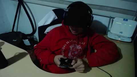 Snapshot of powerfulzeus2 chatting on 11.20.25 powerfulzeus2 online show from 11.20.25