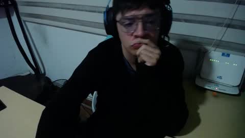 Snapshot of powerfulzeus2 chatting on 12.01.25 powerfulzeus2 online show from 12.01.25