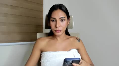 Snapshot of preciousisland chatting on 01.10.25 Paula online show from 01.10.25