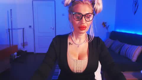 Snapshot of preggyhotmommy chatting on 12.21.24 Victoria online show from 12.21.24