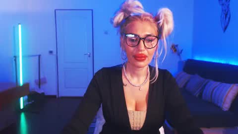 Snapshot of preggyhotmommy chatting on 12.22.24 Victoria online show from 12.22.24