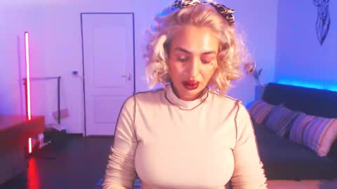 Snapshot of preggyhotmommy chatting on 01.07.25 Victoria online show from 01.07.25