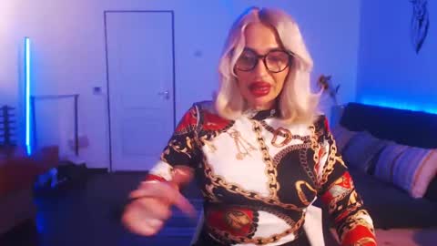 Snapshot of preggyhotmommy chatting on 01.11.25 Victoria online show from 01.11.25