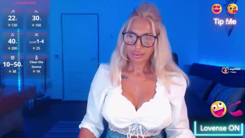 Snapshot of preggyhotmommy chatting on 09.13.25 Victoria online show from 09.13.25